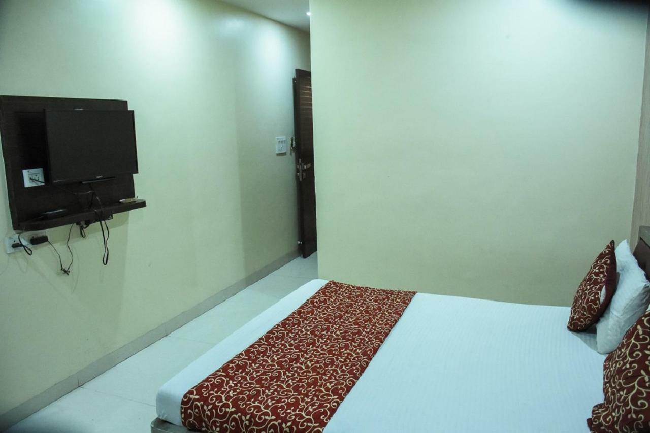 Hotel Dilip Indore Bagian luar foto