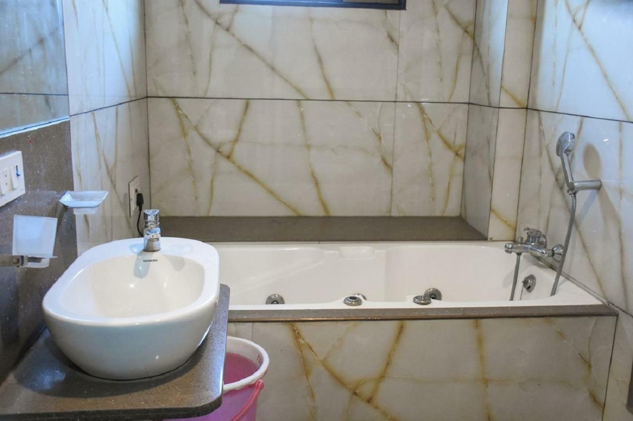 Hotel Dilip Indore Bagian luar foto