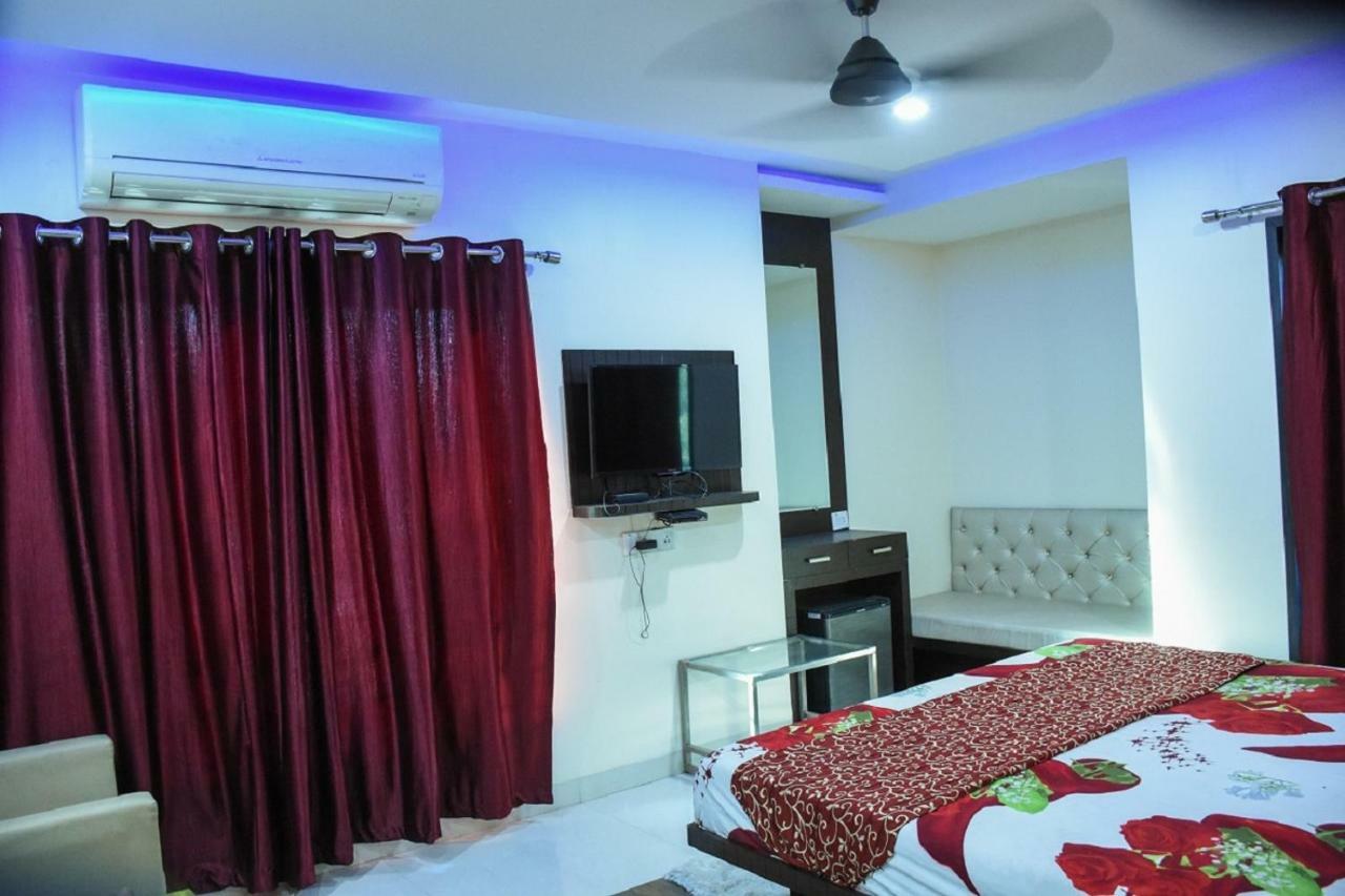 Hotel Dilip Indore Bagian luar foto